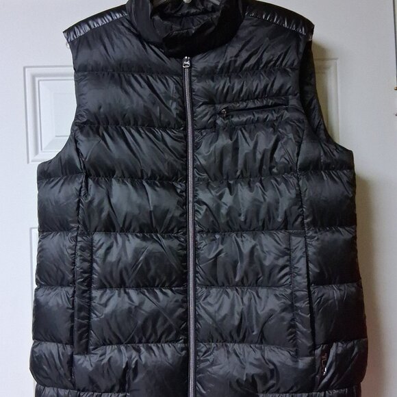 TUMI Black Down Puffer Vest Coverts to Travel Pillow - XL - Picture 1 of 12